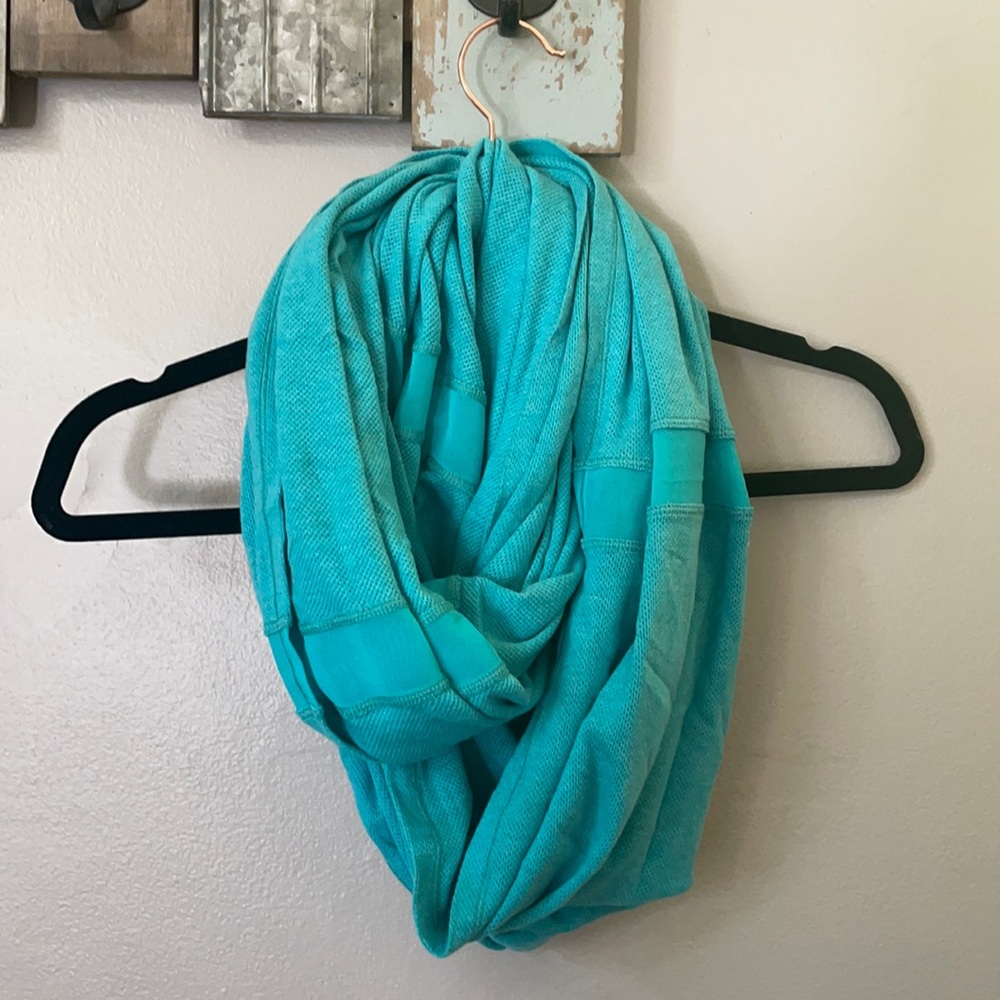 Lululemon teal Infiniti scarf